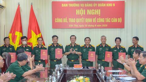 TRAO 39 QUYẾT ĐỊNH VỀ CÔNG TÁC CÁN BỘ