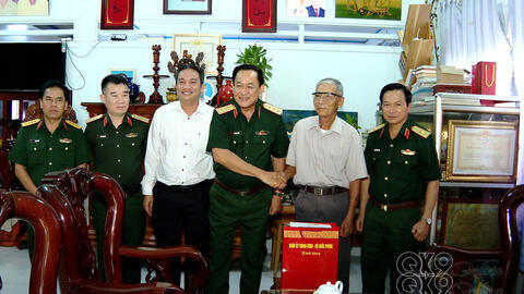 THƯỢNG TƯỚNG VÕ MINH LƯƠNG THĂM TẶNG QUÀ ANH HÙNG LLVT NHÂN DÂN HUỲNH TRÍ