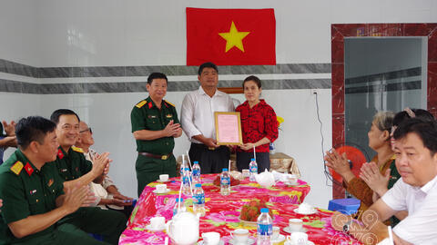 Bộ CHQS tỉnh Vĩnh Long: BÀN GIAO NHÀ ĐỒNG ĐỘI