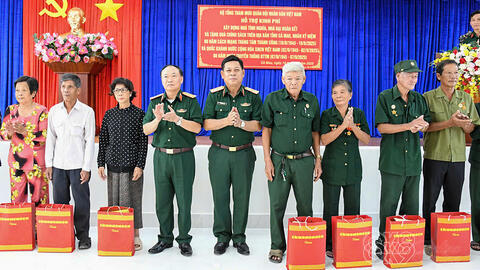 Bộ Tổng Tham mưu QĐND Việt Nam tặng quà Nhân dân xã Trần Phán