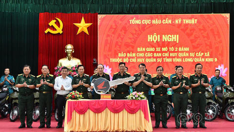 Tổng cục Hậu cần - Kỹ thuật bàn giao 248 xe mô tô 2 bánh tại Vĩnh Long