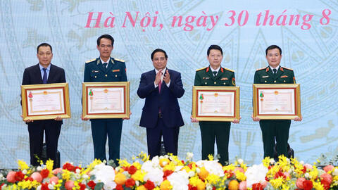 MB ĐÓN NHẬN HUÂN CHƯƠNG BẢO VỆ TỔ QUỐC HẠNG NHẤT