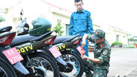 Bàn giao xe mô tô thực hiện nhiệm vụ cấp xã