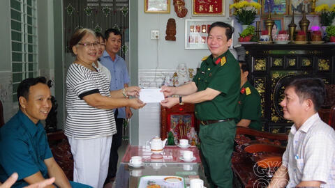 Thăm, tặng quà gia đình chính sách dịp Lễ Sêne Đôlta