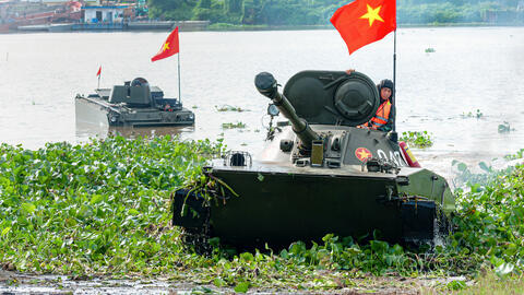 Xe Tăng thiết giáp bơi trên sông