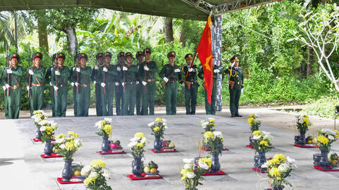 Khúc tri ân dưới hàng bia lặng gió