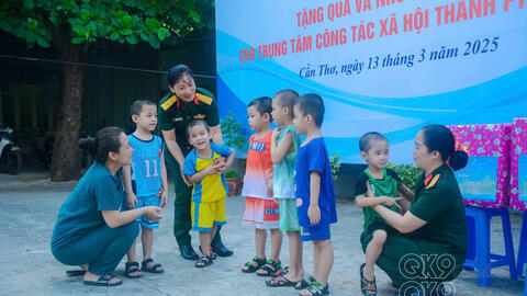 Nữ quân nhân với tấm lòng nhân ái