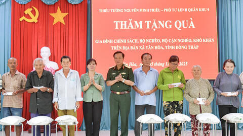 Quân khu thăm, tặng 150 phần quà tại xã Tân Hòa, tỉnh Đồng Tháp