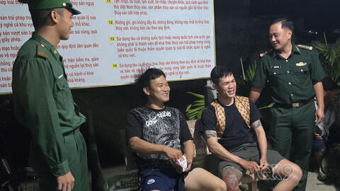 Đồn Biên phòng Rạch Gốc kịp thời cứu nạn 4 thuyền viên tàu cá bị chìm trên biển