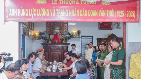 Tặng tượng chân dung Anh hùng LLVT nhân dân Đoàn Văn Thời cho gia đình