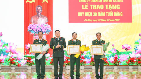 Đảng ủy Quân sự tỉnh Cà Mau: 06 đảng viên nhận Huy hiệu 30 năm tuổi Đảng