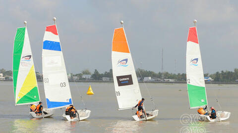 Đua thuyền buồm trên sông Hậu