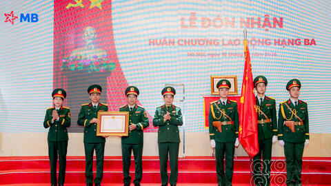 MB đón nhận Huân chương Lao động Hạng Ba