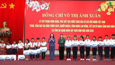 Phó Chủ tịch nước Võ Thị Ánh Xuân thăm, tặng quà gia đình chính sách, công nhân lao động và trẻ em khó khăn tại tỉnh An Giang