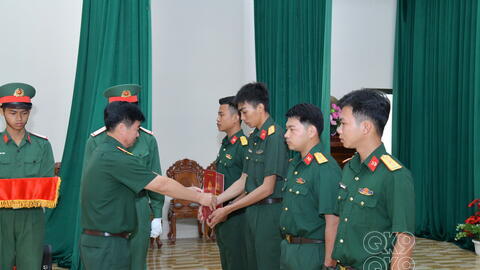 Bộ CHQS tỉnh Cà Mau trao Quyết định tuyển chọn Quân nhân chuyên nghiệp
