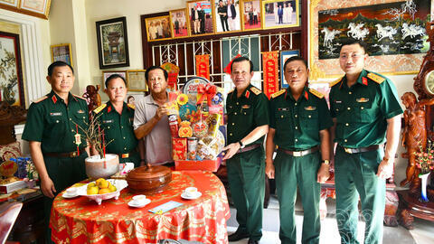 Quân khu thăm, chúc tết cán bộ lão thành địa bàn thành phố Cần Thơ