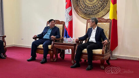 Thiếu tướng Nguyễn Văn Tiền, Phó Tư lệnh Quân khu 9 gặp mặt, trao đổi thông tin đối ngoại tại Campuchia