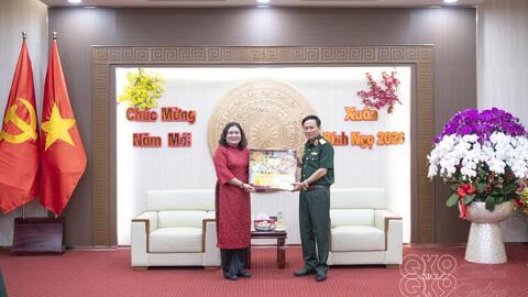 Quân khu tiếp đoàn Tỉnh ủy, HĐND, UBND, UBMTTQ Việt Nam tỉnh Vĩnh Long đến chúc Tết