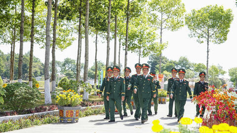 Trung tướng Nguyễn Xuân Dắt, Tư lệnh Quân khu thăm, chúc Tết một số đơn vị