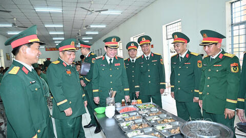 Chính ủy Quân khu kiểm tra, chúc Tết tại Trung đoàn 9, Sư đoàn 8