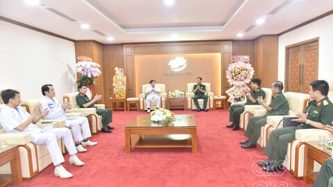 Quân khu thăm chúc mừng Ngày Thầy thuốc Việt Nam