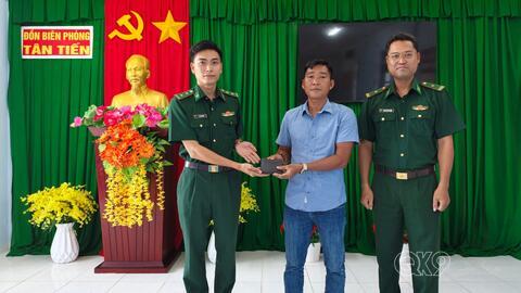 Đồn Biên phòng Tân Tiến trao lại của rơi cho người đánh mất