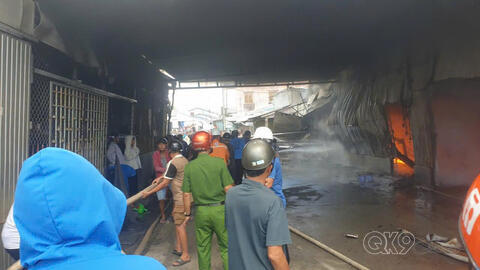 Huy động khẩn cấp nhiều lực lượng khống chế đám cháy tại Vĩnh Phong