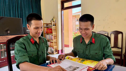 Anh em song sinh cùng nhập ngũ