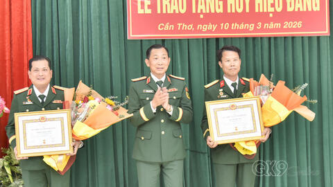 Bộ Tham mưu Quân khu 9 tổ chức Lễ trao tặng Huy hiệu 30 năm tuổi Đảng