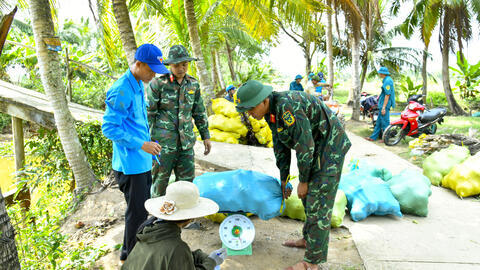 Bộ CHQS tỉnh Cà Mau kịp thời hỗ trợ tiêu thụ nông sản cho nông dân xã Khánh Bình