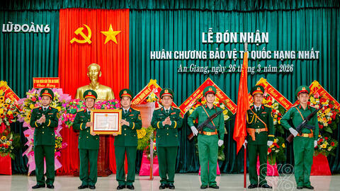 Lữ đoàn Pháo binh 6 đón nhận Huân chương Bảo vệ Tổ quốc hạng Nhất