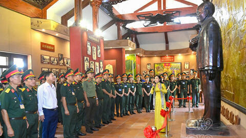 Bàn giao Nhà đồng đội, tặng quà Trung tâm bảo trợ xã hội tại Cà Mau