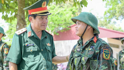 Tư lệnh Quân khu kiểm tra huấn luyện, động viên chiến sĩ mới