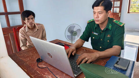 Đồn Biên phòng Tân Tiến tiếp nhận thuyền viên trôi dạt trên biển