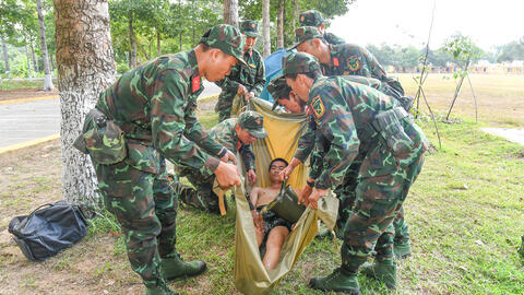 Chủ động phòng, chống say nắng, say nóng cho chiến sĩ mới