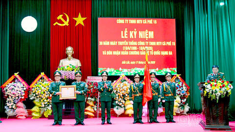 Công ty Cà phê 15 đón nhận Huân chương bảo vệ Tổ quốc hạng Ba