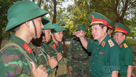 Trung tướng Nguyễn Xuân Dắt, Tư lệnh Quân khu 9 nắm tình hình huấn luyện chiến sĩ mới tại Sư đoàn 8