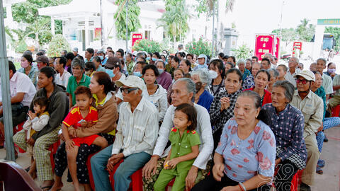 Tặng 200 phần quà cho các đối tượng trên địa bàn khu vực biên giới biển
