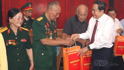 Chủ tịch Quốc hội Trần Thanh Mẫn thăm, tặng quà gia đình chính sách, công nhân, người lao động khó khăn tại An Giang