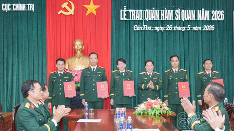 Đảng ủy Cục Chính trị Quân khu 9 trao quân hàm sĩ quan năm 2026