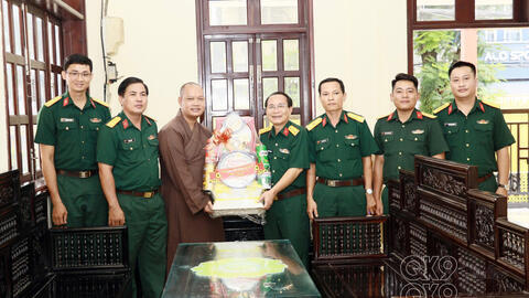 Bộ CHQS TP. Cần Thơ thăm, chúc mừng 15 điểm chùa trên địa bàn dịp Đại lễ Phật đản 2026