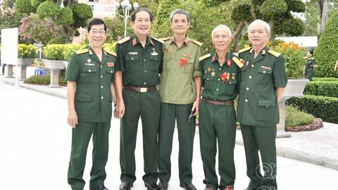 Hành trình của một vị tướng và ký ức về “chiếc quần quá khổ”