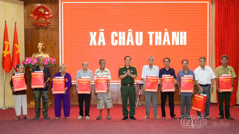 Bộ CHQS tỉnh An Giang trao quà của Quân ủy Trung ương, Bộ Quốc phòng cho gia đình chính sách