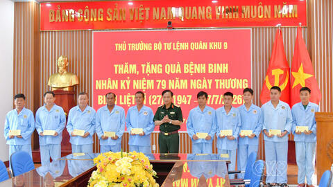 Quân khu 9 thăm bệnh binh đang điều trị tại Bệnh viện Quân y 121