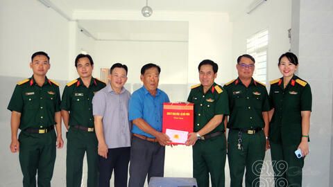 Bộ CHQS tỉnh An Giang thăm, tặng quà gia đình chính sách