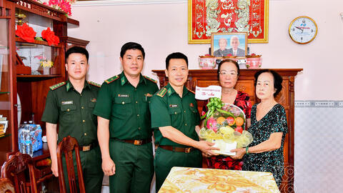 Bộ đội Biên phòng thành phố Cần Thơ thăm, tặng quà gia đình chính sách
