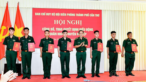 Biên phòng thành phố Cần Thơ trao quyết định điều động Quân nhân chuyên nghiệp