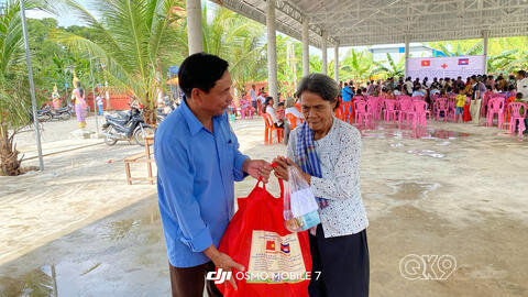 Bộ CHQS tỉnh Đồng Tháp khám bệnh, cấp thuốc cho người dân hai tỉnh Preyveng và Pursat