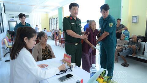 Bệnh viện Quân y 120, Cục Hậu cần - Kỹ thuật, Quân khu 9: Khám bệnh, cấp thuốc và tặng quà cho người dân xã Long Hưng, thành phố Cần Thơ