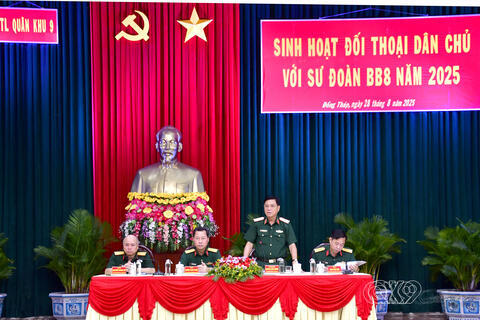 Đối thoại dân chủ với cán bộ, chiến sĩ Bộ CHQS tỉnh Đồng Tháp và Sư đoàn 8